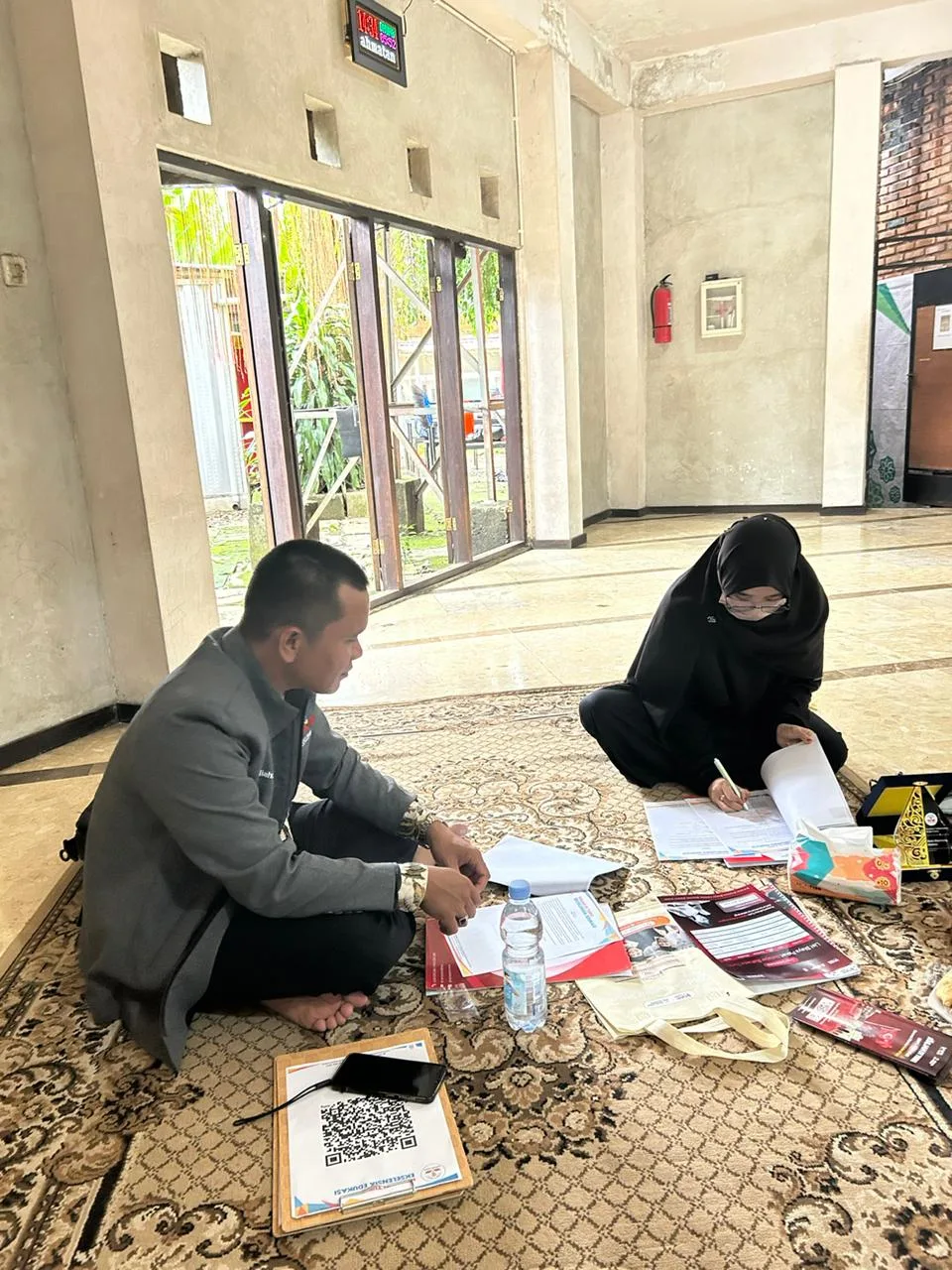 Proses tanda tangan kerja sama Kepala sekolah dengan Ekselensia Edukasi