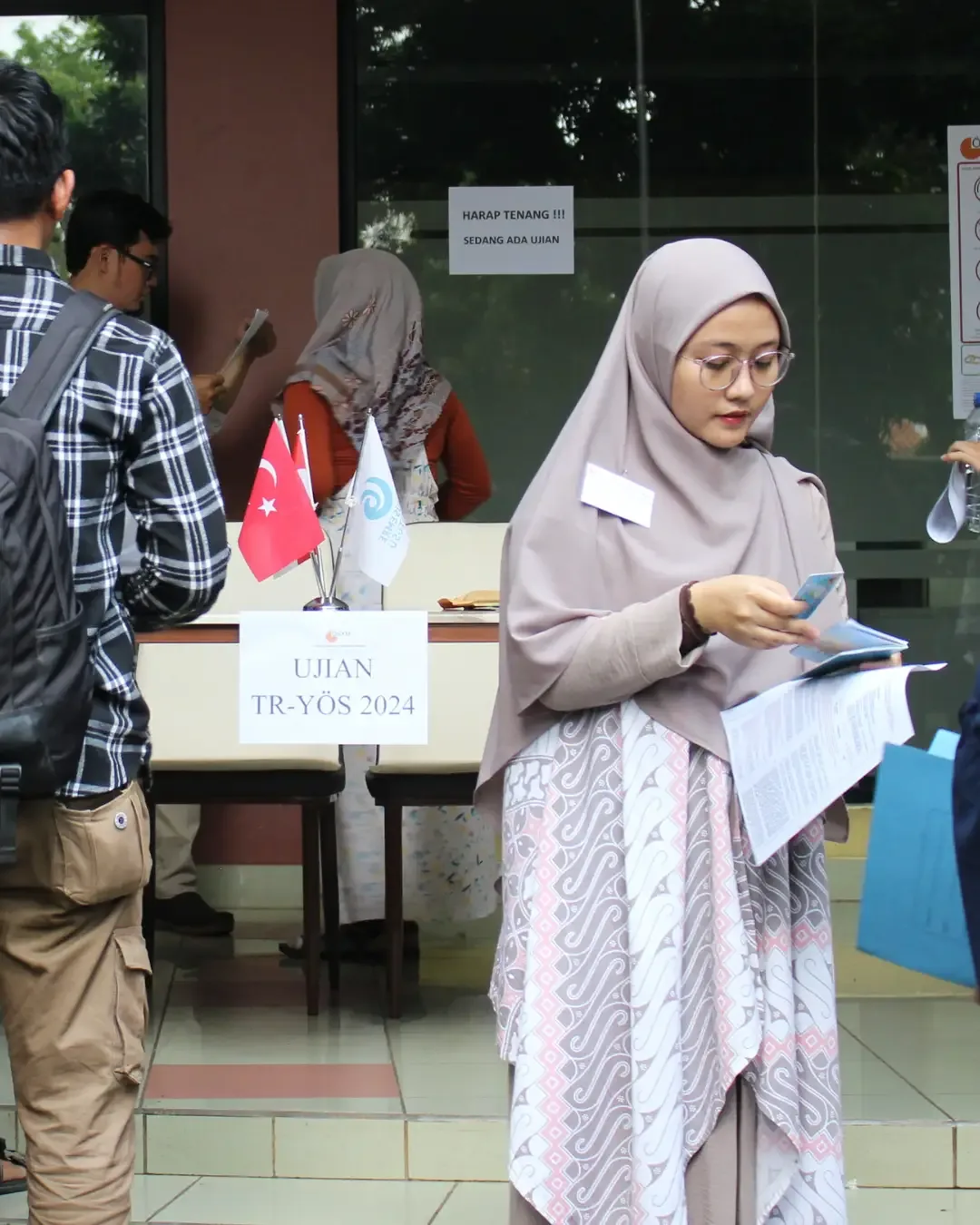 Peserta ujian TR-YÖS bersama Ekselensia Edukasi