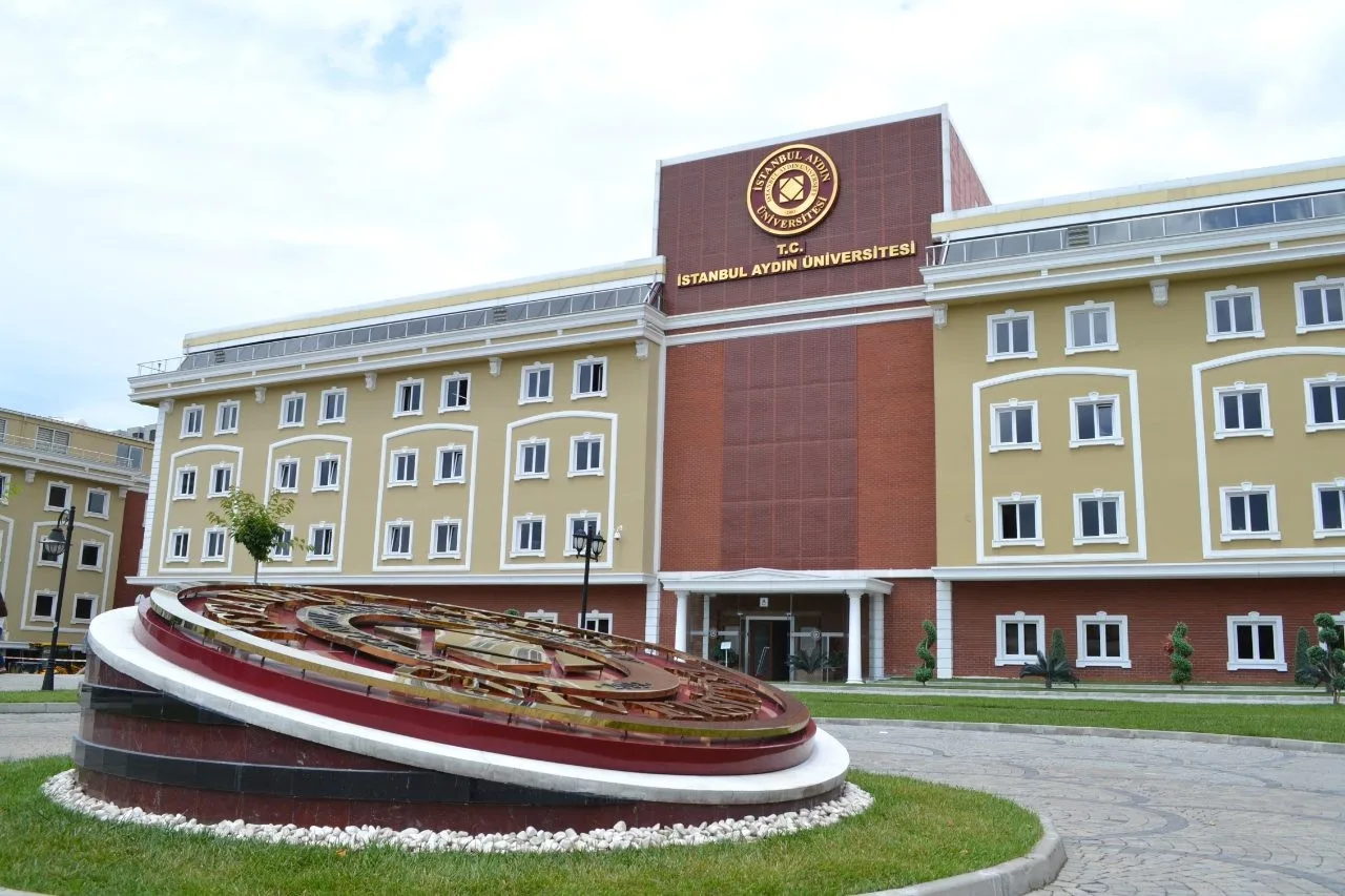 Gedung Istanbul Aydin Universitesi dengan monumen logo bundar, salah satu kampus di Turki.