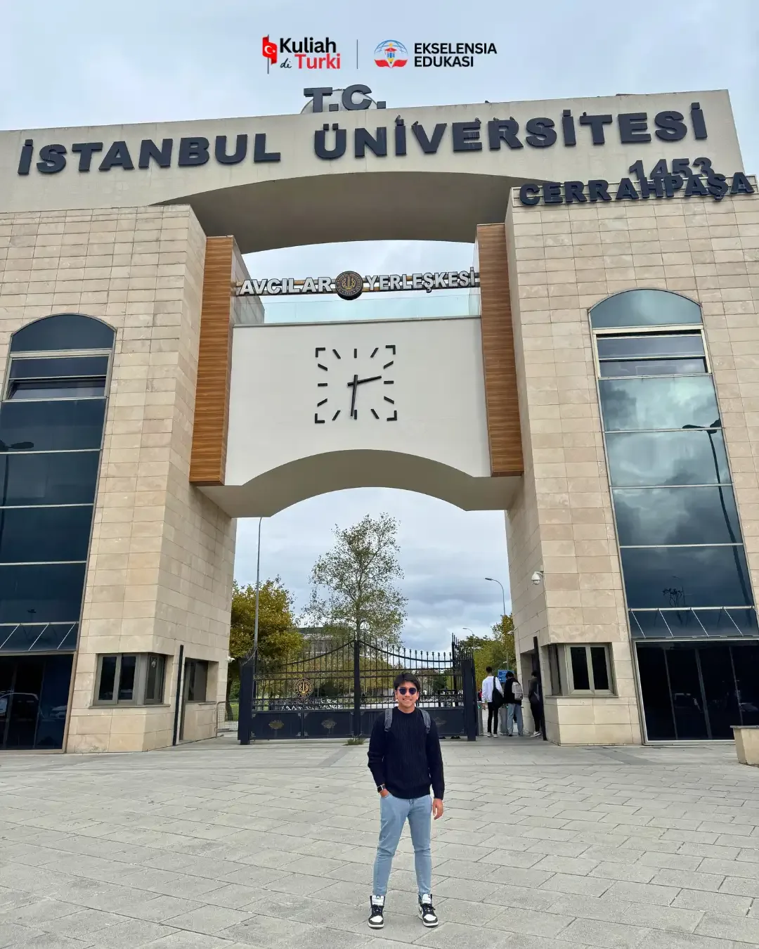 Peserta Ekselensia Edukasi di depan gerbang Istanbul Üniversitesi-Cerrahpaşa