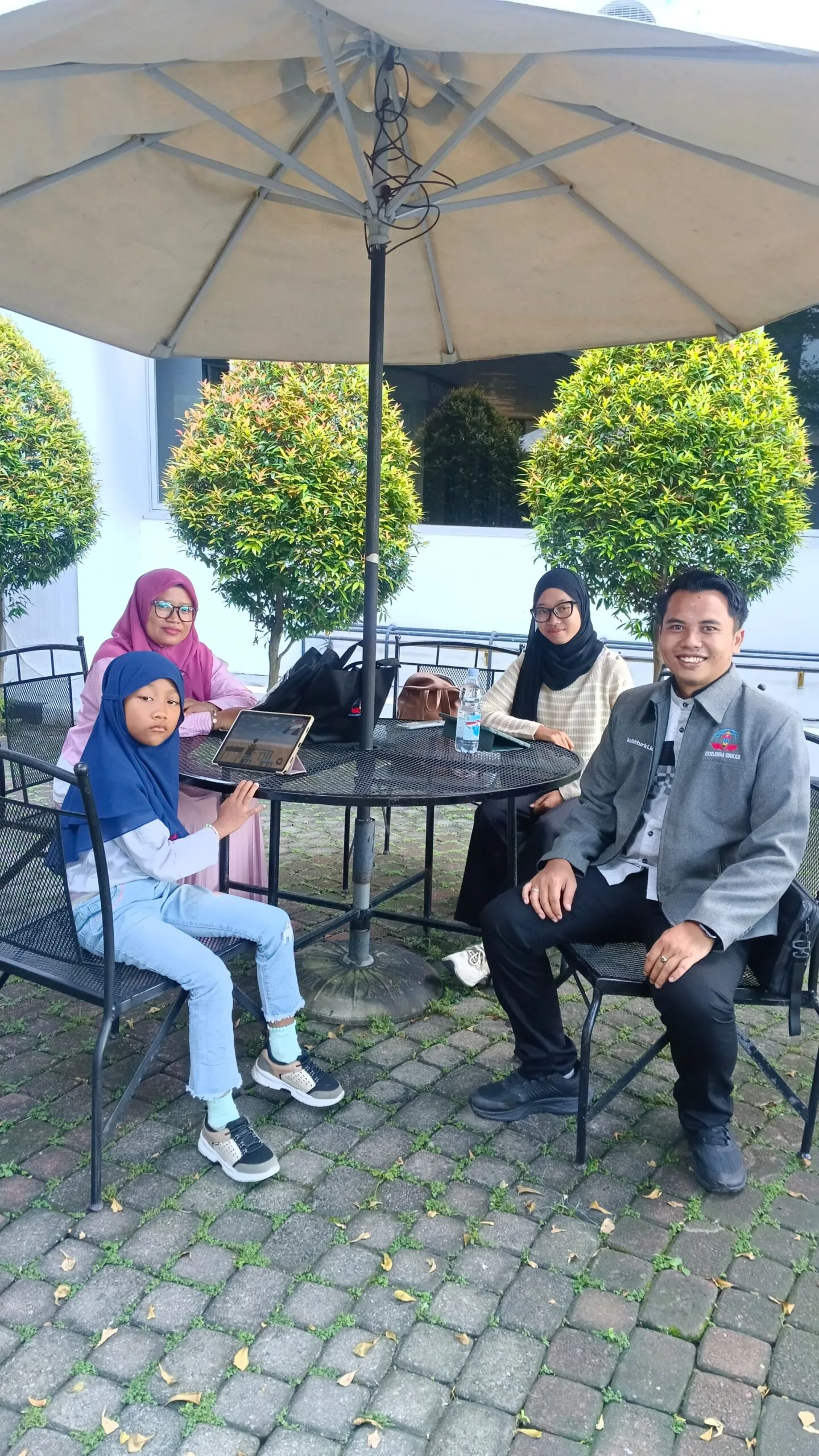 Kawal Siswa Ujian SAT, Tim Ekselensia Edukasi Hadir Langsung di Semarang dan Surabaya